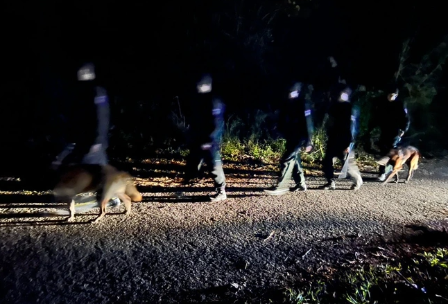 Danh tính nghi phạm được xác định là Lù Xuân Minh (SN 2000, trú tại xã Hoang Thèn, huyện Phong Thổ, tỉnh Lai Châu). Sau khi vụ án xảy ra, Minh cũng biến mất khỏi nơi cư trú. Về phía nạn nhân, công an làm rõ là ông Vũ Văn Y. (SN 1979, trú tại thôn Mồ Bò, xã Đức Giang, huyện Yên Dũng, tỉnh Bắc Giang), làm nghề xe ôm. Với quyết tâm cao độ phải phá án xong trước tết Nguyên đán, hơn 1000 chiến sĩ thuộc nhiều lực lượng như công an, bộ đội biên phòng, dân quân… được huy động. (Ảnh Công an Lai Châu) 