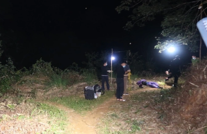 Khi lực lượng chức năng tiếp cận hiện trường, trời đã nhá nhem tối, đường sá đi lại khá khó khăn. Nơi xảy ra vụ án là một đoạn đường hẻo lánh, ít người qua lại. Trên thi thể nạn nhân xuất hiện nhiều vết dao dâm và không có bất cứ loại giấy tờ tùy thân nào. Kẻ thủ ác cũng không để lại dấu vết, dù là nhỏ nhất. (Ảnh Công an Lai Châu) 