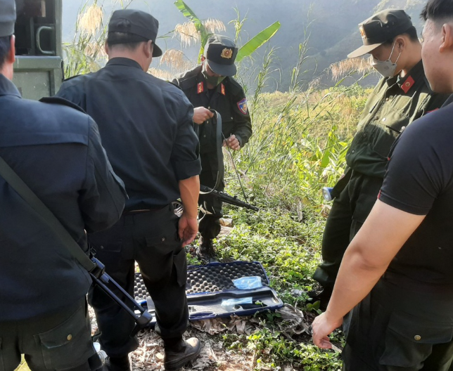 Trong suốt nhiều ngày, các cán bộ Công an tỉnh Lai Châu đã phải ăn cơm nắm, ngủ rừng để lần theo manh mối nghi phạm. Thiếu tá Phạm Tiến Duyệt - Đội trưởng Đội Phòng chống tệ nạn và mua bán người (Phòng CSHS – Công an tỉnh Lai Châu) chia sẻ, ngay sau khi nhận được thông tin về vụ án, anh đã báo cáo Ban chuyên án triển khai lực lượng truy bắt xuống địa bàn. Các tổ trinh sát chia thành nhiều mũi, rà soát khu vực đối tượng có thể xuất hiện. (Ảnh VOV)