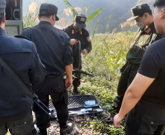 Trong suốt nhiều ngày, các cán bộ Công an tỉnh Lai Châu đã phải ăn cơm nắm, ngủ rừng để lần theo manh mối nghi phạm. Thiếu tá Phạm Tiến Duyệt - Đội trưởng Đội Phòng chống tệ nạn và mua bán người (Phòng CSHS – Công an tỉnh Lai Châu) chia sẻ, ngay sau khi nhận được thông tin về vụ án, anh đã báo cáo Ban chuyên án triển khai lực lượng truy bắt xuống địa bàn. Các tổ trinh sát chia thành nhiều mũi, rà soát khu vực đối tượng có thể xuất hiện. (Ảnh VOV)