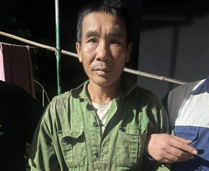 Quá trình mở rộng điều tra vụ án, Công an tỉnh Lai Châu tiếp tục bắt giữ Pờ Văn Hà (SN 1977, trú tại bản Lang 2, xã Bản Lang, huyện Phong Thổ) về hành vi "Che giấu tội phạm" theo quy định tại Điều 389, Bộ luật Hình sự năm 2015. Gần 3 ngày sau khi gây án, Minh gọi điện cho Hà nhờ mua sữa, bánh mì, lương khô, thuốc lá và điện thoại để soi đường và hứa sẽ cho Hà một chiếc điện thoại. Hà đã đồng ý đi mua đồ rồi mang đến cho Minh. (Ảnh Vietnamnet)