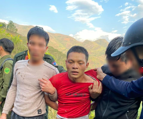 Sau rất nhiều nỗ lực, đến 16h30 ngày 11/1, Công an tỉnh Lai Châu đã phát hiện, bắt giữ thành công Lù Xuân Minh, khi đang lẩn trốn tại khu rừng già thuộc bản Lèng Xuôi Chin, xã Hoang Thèn. Tại cơ quan điều tra, Minh khai nhận: Đã thuê nạn nhân chở xe máy từ Bắc Ninh lên Lai Châu với giá 3,5 triệu đồng. Sau đó Minh lừa nạn nhân đến khu vực vắng người ở bản Huổi Luông, xã Hoang Thèn, rồi dùng dao (mua tại quán dọc đường) để gây án. Sau khi sát hại nạn nhân, Minh đã cướp toàn bộ tài sản trên người và lấy xe máy của nạn nhân mang đi bán được 4 triệu đồng rồi bỏ trốn. (Ảnh Dân Việt) 