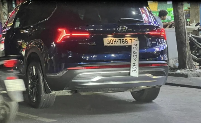 Xac minh o to Hyundai Santa Fe gan hai bien kiem soat Ha Noi