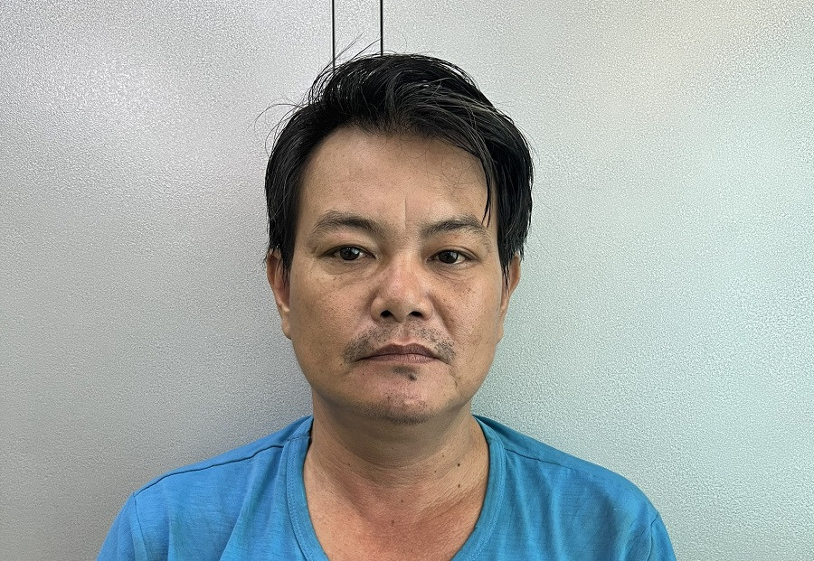  Đi xe ôm, người phụ nữ ở Bình Dương bị hiếp dâm, cướp tài sản: Khuya 14/2, chị Đ.T.T.H đón xe ôm do Nguyễn Tấn Kỵ (44 tuổi, quê Khánh Hòa) điều khiển tại một tuyến đường trên địa bàn TP Dĩ An, tỉnh Bình Dương để di chuyển. Khi đến đoạn đường vắng, Kỵ khống chế chị H. để thực hiện hành vi hiếp dâm, sau đó cướp tài sản của nạn nhân rồi bỏ trốn. Bằng các biện pháp nghiệp vụ, đến đêm 16/2, lực lượng công an đã bắt được Nguyễn Tấn Kỵ. 