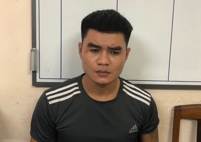  Người phụ nữ lớn tuổi bị gã thanh niên đáng tuổi con cưỡng hiếp: Ngày 26/6/2022, chị T.T.T (45 tuổi, ở huyện Tuy Phước, tỉnh Bình Định) đi lấy trái cây ở chợ Diêu Trì (huyện Tuy Phước, tỉnh Bình Định) để về bán. Khi đến QL19 thuộc xã Phước Thuận, huyện Tuy Phước thì bất ngờ bị Nguyễn Tấn Lân (25 tuổi, ngụ xã Phước Thuận) đi xe máy ép chị T. ngã ra đường. Sau đó, kẻ lạ mặt kéo chị T. vào bụi cây đánh đập rồi hãm hiếp. Gã thanh niên còn cướp của chị T. nữ trang gồm 6 chỉ vàng rồi tẩu thoát. Ngày 28/6, Lân bị Công an Tuy Phước khởi tố bị can. 