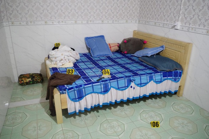  Người phụ nữ bị trói tay chân, hiếp dâm ngay tại nhà: Ngày 10/1, Công an huyện Sa Thầy, tỉnh Kon Tum đã khởi tố bị can, bắt tạm giam Trần Ngọc Vũ (SN 1985; trú thị trấn Sa Thầy, huyện Sa Thầy) để điều tra về hành vi hiếp dâm. Trước đó, một phụ nữ ở huyện Sa Thầy có đơn tố giác bị đối tượng Trần Ngọc Vũ hiếp dâm. Cụ thể, khi người phụ nữ này đang ở tại nhà riêng thì bị Vũ khống chế, dùng dây trói tay chân rồi thực hiện hành vi đồi bại. Tại cơ quan công an, Trần Ngọc Vũ bước đầu đã thừa nhận hành vi đồi bại của mình. 