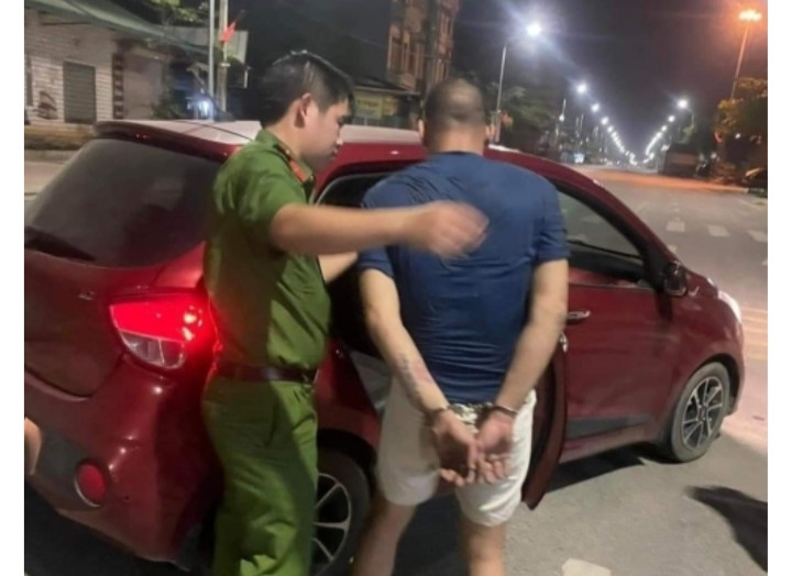 Anh ta ôm chặt nạn nhân từ phía sau, ghì dao vào cổ đe dọa đòi quan hệ tình dục. Nữ chủ quán lo sợ đến tính mạng nên làm theo mọi yêu cầu, dụ nghi phạm đi lòng vòng tìm bao cao su. Khi Cương mất cảnh giác, đặt con dao xuống bàn để chuẩn bị thực hiện hành vi đồi bại, nạn nhân vùng lên, cướp dao, phản kháng. Bị phản đòn, Cương vơ quần bỏ chạy đến ngoài cửa thì bị người dân khống chế. 