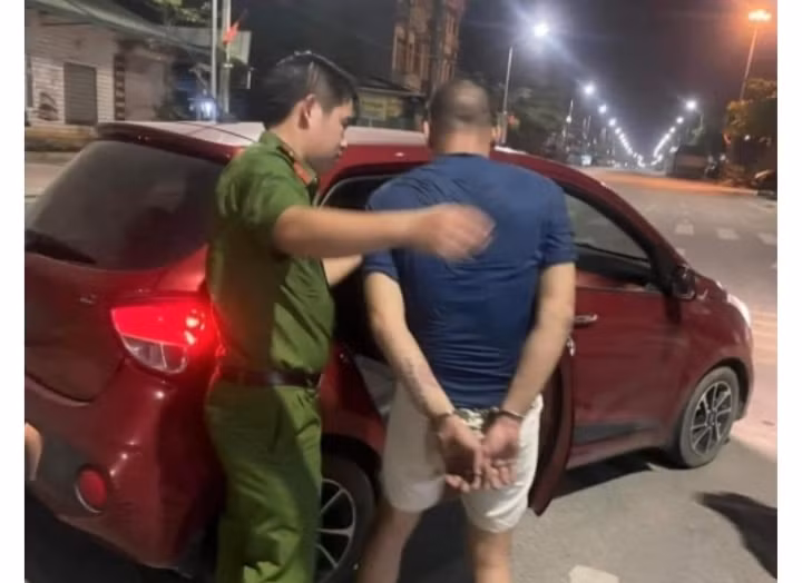 Anh ta ôm chặt nạn nhân từ phía sau, ghì dao vào cổ đe dọa đòi quan hệ tình dục. Nữ chủ quán lo sợ đến tính mạng nên làm theo mọi yêu cầu, dụ nghi phạm đi lòng vòng tìm bao cao su. Khi Cương mất cảnh giác, đặt con dao xuống bàn để chuẩn bị thực hiện hành vi đồi bại, nạn nhân vùng lên, cướp dao, phản kháng. Bị phản đòn, Cương vơ quần bỏ chạy đến ngoài cửa thì bị người dân khống chế. 