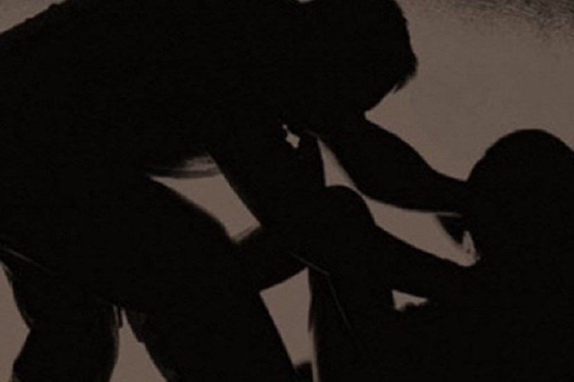 Từ những vụ án trên, thượng tá, Tiến sĩ Đào Trung Hiếu, chuyên gia tội phạm học chia sẻ, khi bị khống chế, chị em có thể yêu cầu đối tượng dùng bao cao su để đảm bảo an toàn, lấy lý do vì đang mắc bệnh phụ khoa... Đa số những tên đang bị dục vọng thôi thúc khi nghe câu này sẽ chững lại, vì đều không muốn lây những căn bệnh nguy hiểm. Lại không có kẻ tội phạm nào chuẩn bị bao cao su khi đi gây án. Khi thấy đối tượng có vẻ ngập ngừng, cần tranh thủ cơ hội để thoát thân hoặc hô hoán để mọi người cứu giúp. (Ảnh minh họa) 