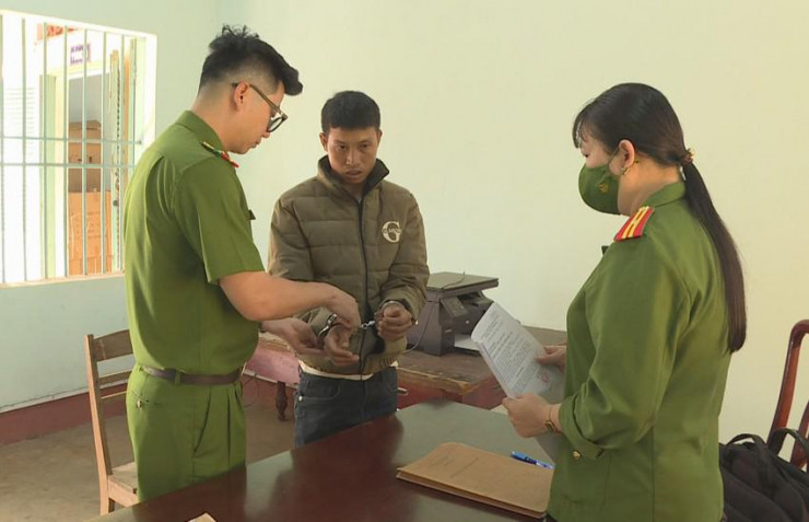  Thanh niên hiếp dâm con gái riêng của bạn gái: Ngày 23/3, Công an tỉnh Đắk Lắk đã thi hành quyết định khởi tố bị can, lệnh bắt tạm giam đối với Y Đinh Ayun (28 tuổi, ngụ Ea Tu, TP Buôn Ma Thuột) để điều tra về hành vi hiếp dâm người dưới 16 tuổi. Theo kết quả điều tra ban đầu, từ năm 2019 đến nay, Y Đinh Ayun đến sống chung như vợ chồng với một người phụ nữ (44 tuổi, ở TP Buôn Ma Thuột). Người phụ nữ này có một đứa con gái 12 tuổi. Trong hai ngày của tháng 7 và tháng 11/2022, lợi dụng người phụ nữ không ở nhà, Y Đinh Ayun đã hai lần khống chế thực hiện hành vi hiếp dâm cháu gái. 