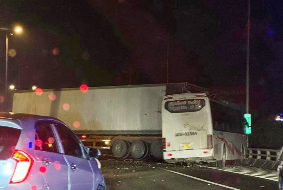 Ô tô khách va chạm xe đầu kéo, 1 người tử vong ở Hà Nam O to khach va cham xe dau keo, 1 nguoi tu vong o Ha Nam