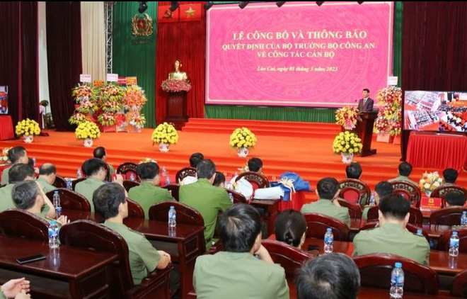 Ngày 5/5, Công an tỉnh Lào Cai đã tổ chức lễ công bố quyết định điều động cán bộ của Bộ trưởng Bộ Công an. (Ảnh Báo Lào Cai)