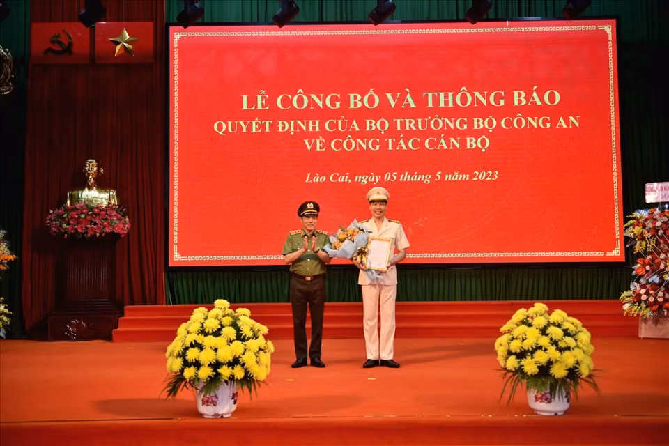Tại buổi lễ, Thượng tướng Lương Tam Quang - Thứ trưởng Bộ Công an đã trao Quyết định của Bộ trưởng Công an điều động và bổ nhiệm đại tá Cao Minh Huyền - Phó Giám đốc Công an tỉnh Nghệ An, giữ chức vụ Giám đốc Công an tỉnh Lào Cai kể từ ngày 8/5. (Ảnh: Lao Động) 