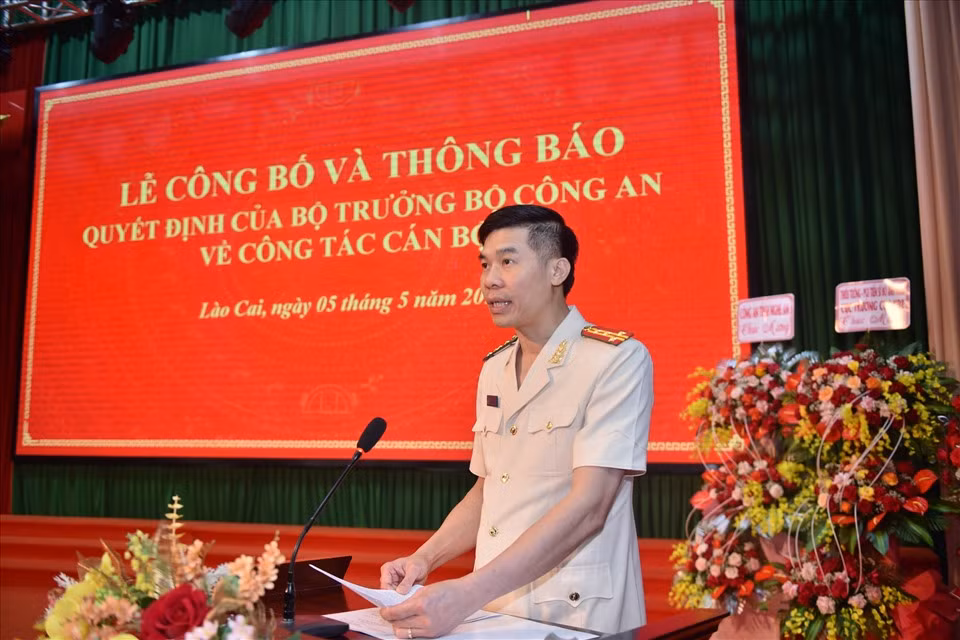 Đại tá Cao Minh Huyền bày tỏ mong muốn tiếp tục nhận được sự quan tâm, phối hợp, giúp đỡ để công an 2 tỉnh Nghệ An - Lào Cai tạo dựng mối quan hệ phối hợp, gắn bó mật thiết hơn trong thời gian tới. (Ảnh: Lao Động) 