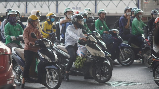 Ghi nhận tại tuyến QL1A và lối ra cao tốc Pháp Vân - Cầu Giẽ hướng về trung tâm thành phố lượng phương tiện tăng đột biến từ lúc 15h cùng ngày. (Ảnh: Tiền Phong)