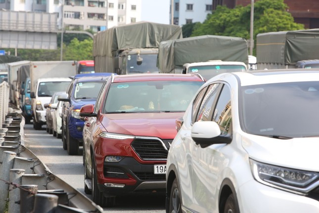Ngã tư Giải Phóng - Ngọc Hồi các phương tiện di chuyển chậm theo hướng ra Vành đai 3 trên cao. (Ảnh: Tiền Phong)