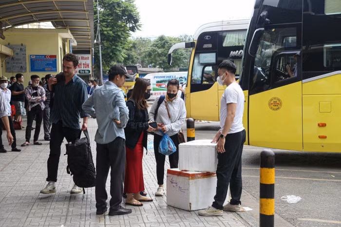 Người người lỉnh kỉnh đồ đạc. Mỗi chuyển xe từ các tỉnh vào bến đều đông khách và hàng hoá. (Ảnh: Báo Giao Thông)