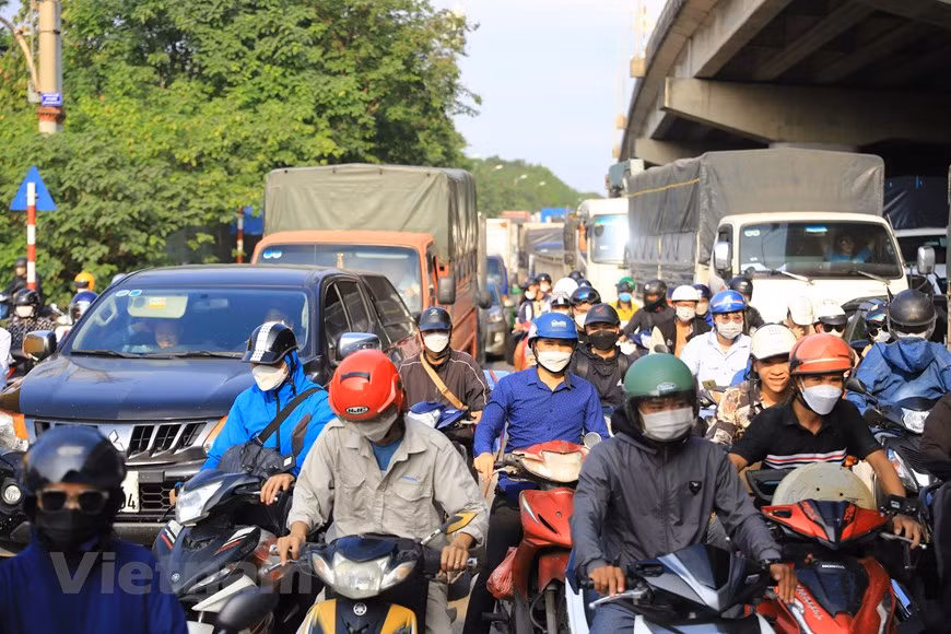 Đường từ hồ Linh Đàm hướng về trung tâm, rất đông các phương tiện tham gia giao thông. (Ảnh: Hoài Nam/Vietnam+) 