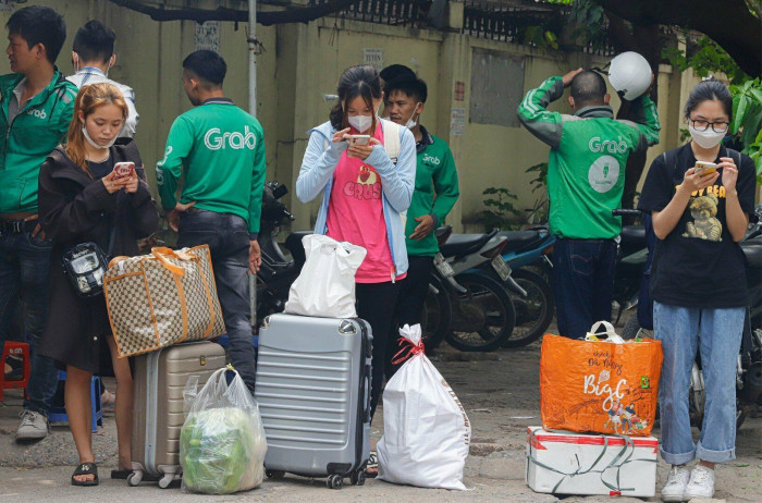 Tại bến xe Mỹ Đình từ 4h chiều, ở khu vực trả khách chật kín người, lượng hành khách được đưa về đây mỗi lúc một đông. (Ảnh: Báo Giao Thông)