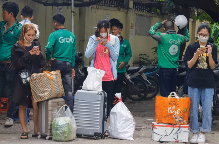 Tại bến xe Mỹ Đình từ 4h chiều, ở khu vực trả khách chật kín người, lượng hành khách được đưa về đây mỗi lúc một đông. (Ảnh: Báo Giao Thông)