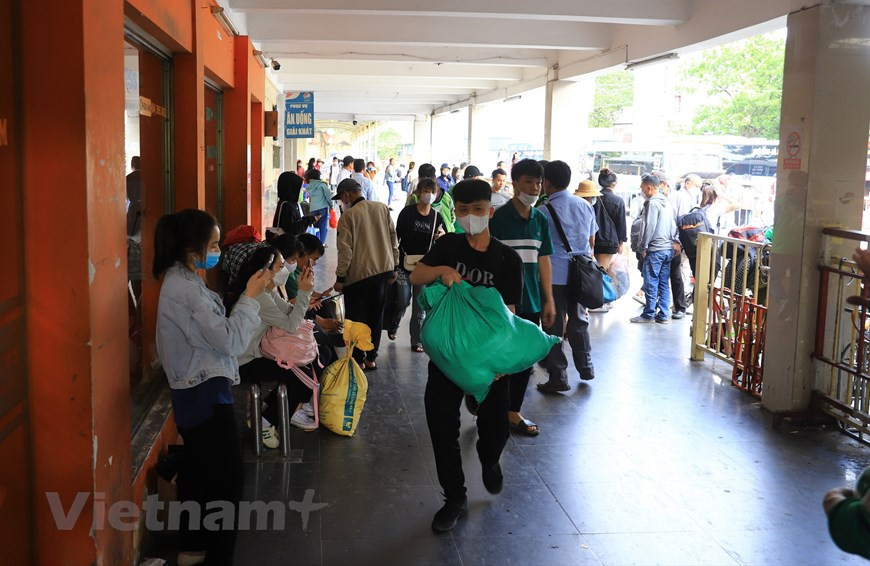 Lối ra cổng bến xe Giáp Bát đông nghịt người dân từ các tỉnh trở về Thủ đô sau nghỉ lễ . (Ảnh: Hoài Nam/Vietnam+) 