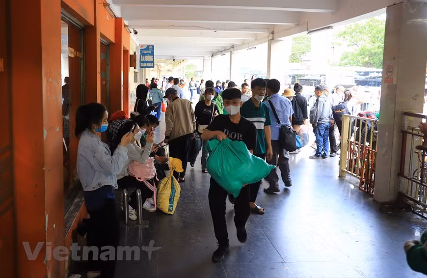 Lối ra cổng bến xe Giáp Bát đông nghịt người dân từ các tỉnh trở về Thủ đô sau nghỉ lễ . (Ảnh: Hoài Nam/Vietnam+) 