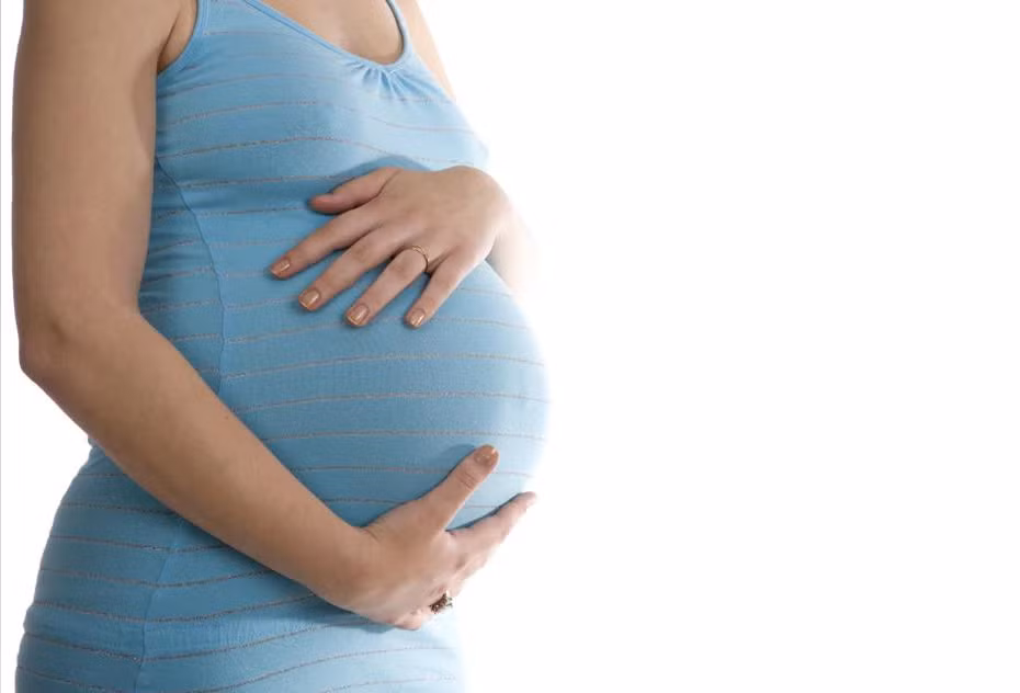 Khi tìm hiểu sâu về nhân thân nạn nhân, lực lượng điều tra được biết chị N đã có gia đình và đang mang thai ở tháng thứ 8. Vợ chồng chị N có một quán cà phê khá đông khách tại thị trấn Hoàng Lão. Theo người dân, vợ chồng chị N sống hòa thuận, chưa từng cãi vã, mâu thuẫn với nhau cũng như với người xung quanh. (Ảnh minh họa, nguồn Internet) 