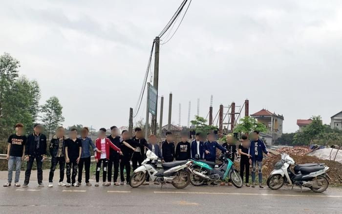 Nhóm thanh thiếu niên tụ tập chuẩn bị đánh nhau thì bị công an bắt Nhom thanh thieu nien tu tap chuan bi danh nhau thi bi cong an bat