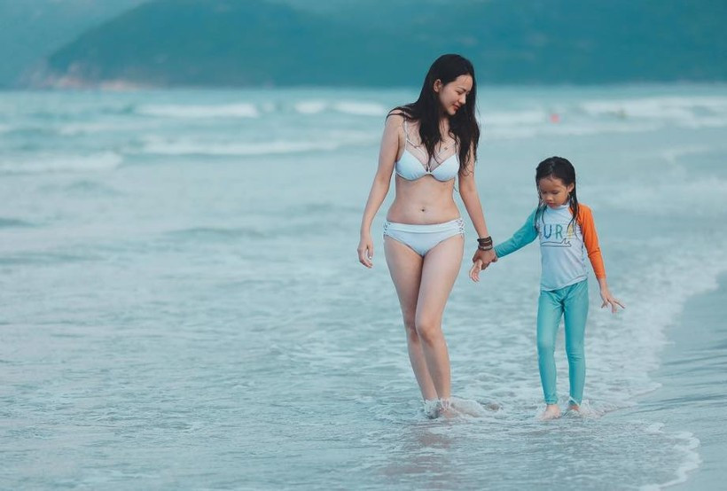 Cựu người mẫu còn khéo léo khoe nhan sắc xinh đẹp và vóc dáng thon thả. Hậu giảm cân thành công, Phan Như Thảo đã có sự thăng hạng rõ rệt về vóc dáng lẫn nhan sắc.