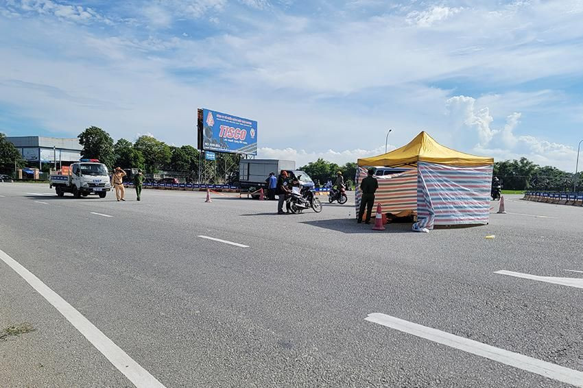 Xe máy va chạm xe tải, người đàn ông tử vong thương tâm Xe may va cham xe tai, nguoi dan ong tu vong thuong tam