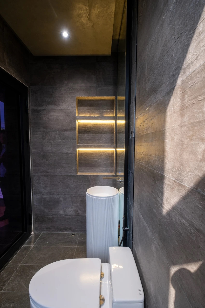 Phòng vệ sinh vẫn sử dụng gam màu đen như không gian phòng khách, bếp hay phòng ngủ...