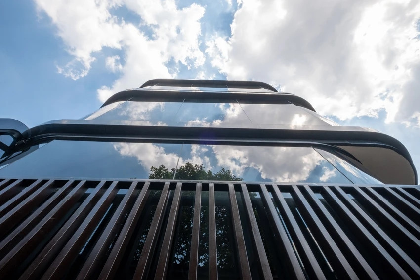 Kiến trúc sư cho biết, sự kết hợp giữa kính và đá slate Lai Châu đã tạo nên đường nét rắn rỏi bật lên sự phóng khoáng cho không gian nhà.