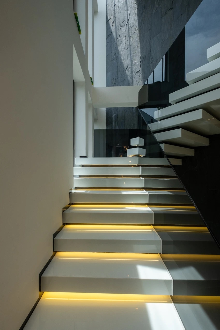 Từng bậc cầu thang lên tầng hai và ba được bố trí đèn.