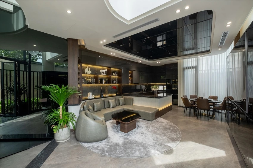 Không gian bên trong rộng hơn nhờ ánh sáng từ các mảng kính lớn.