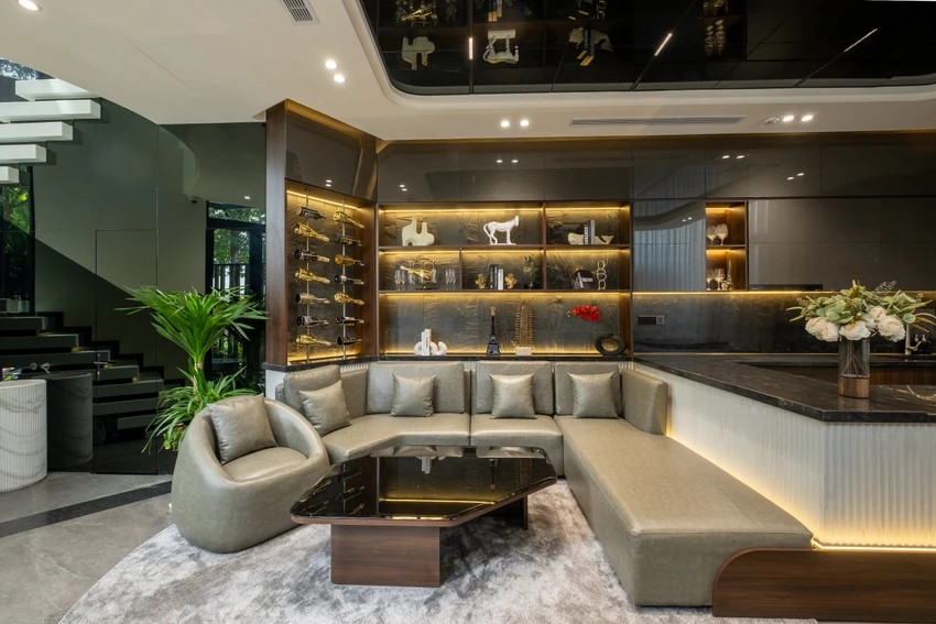 Quầy bếp được làm từ đá nguyên khối, tủ rượu cao cấp cùng các kệ dài trưng bày bộ sưu tập tâm đắc của gia chủ.