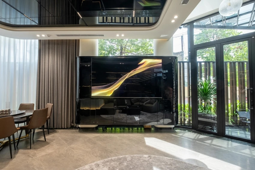 Gam màu đen huyền sang trọng được xuyên suốt từ ngoại thất, hướng đến tiện nghi và sang trọng của ngôi nhà ở Bình Dương.