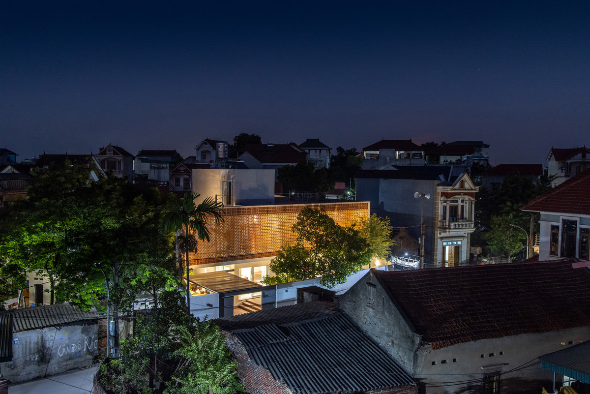 Ngôi nhà khi về đêm.