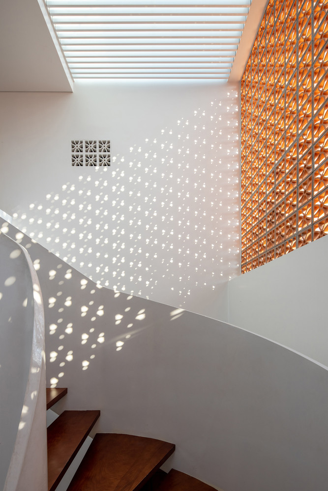 Cầu thang xoắn ấn tượng tạo ra các hình khối hoa văn cho ngôi nhà.