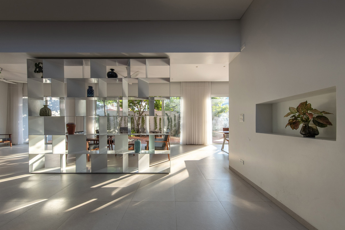 Kiến trúc sư sử dụng cấu trúc hai lớp, phù hợp với phong cách kiến trúc nhiệt đới, mang lại cảm giác quen thuộc với người dân địa phương. Bên cạnh đó, để chống nắng hiệu quả hướng tây, kiến trúc sư đã sử dụng các tấm che nắng. Vật liệu trong nhà đều từ thiên nhiên, hài hoà với môi trường xung quanh và khí hậu địa phương.