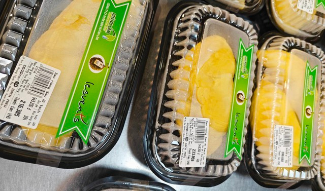 Giá 1 múi sầu riêng hơn 200.000 đồng, người mua giật mình - Hình 2 Gia 1 mui sau rieng hon 200.000 dong, nguoi mua giat minh-Hinh-2