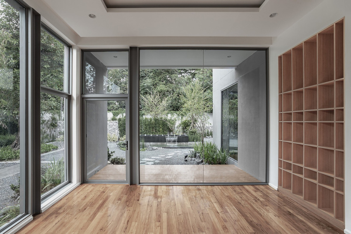 Gian phòng còn lại gồm phòng ngủ chính, phòng thay đồ, phòng tắm chính và phòng đọc sách, được bao quanh bởi ao cá và một khu vườn xanh mát.