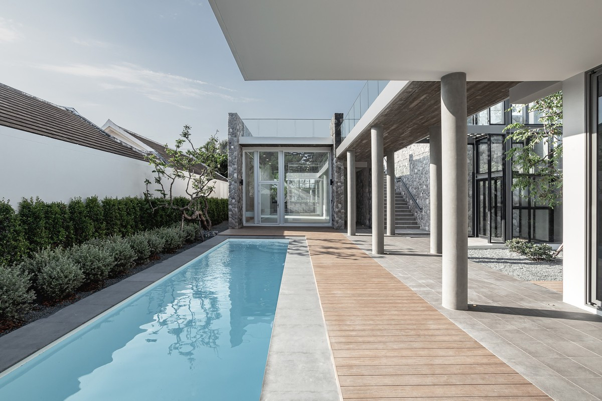 Gian đầu tiên là nơi bố trí phòng ăn, phòng khách. Điểm đặc biệt ở phòng khách là có lối lên sân thượng, giống như đường chạy dài 60m.