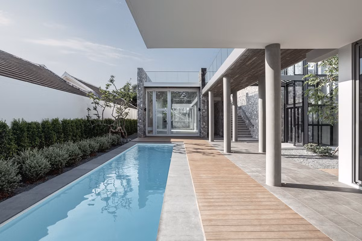 Gian đầu tiên là nơi bố trí phòng ăn, phòng khách. Điểm đặc biệt ở phòng khách là có lối lên sân thượng, giống như đường chạy dài 60m.