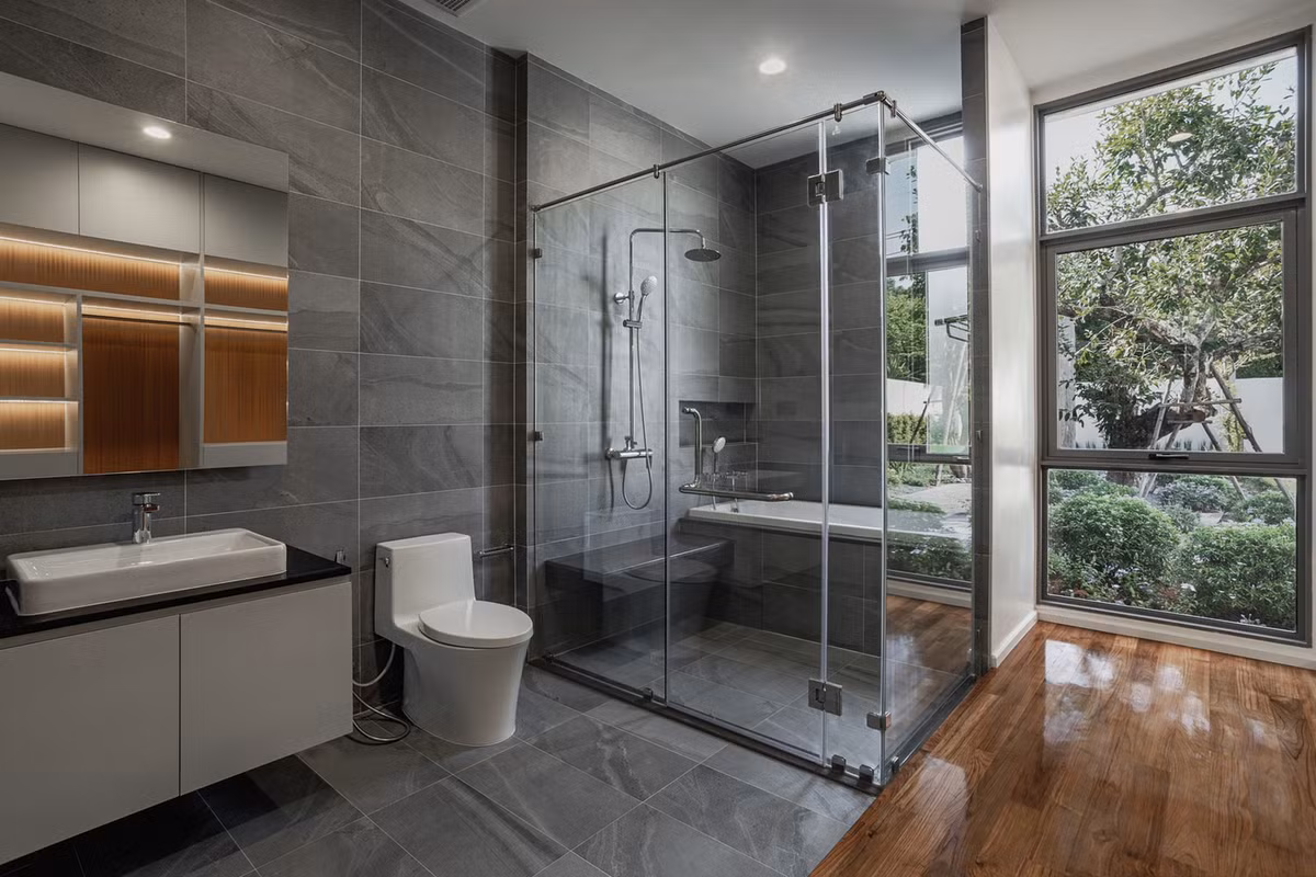 Các bức tường được tạo thành từ trần bê tông đúc, cho thấy sự pha trộn giữa độ mịn và độ nhám trên bề mặt.