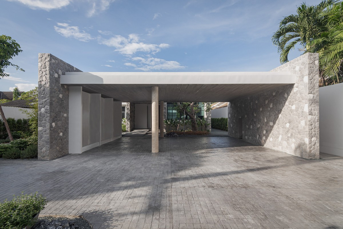 Sân thượng rộng rãi nên gia chủ có thể sử dụng nơi này để chạy bộ và tập thể dục.