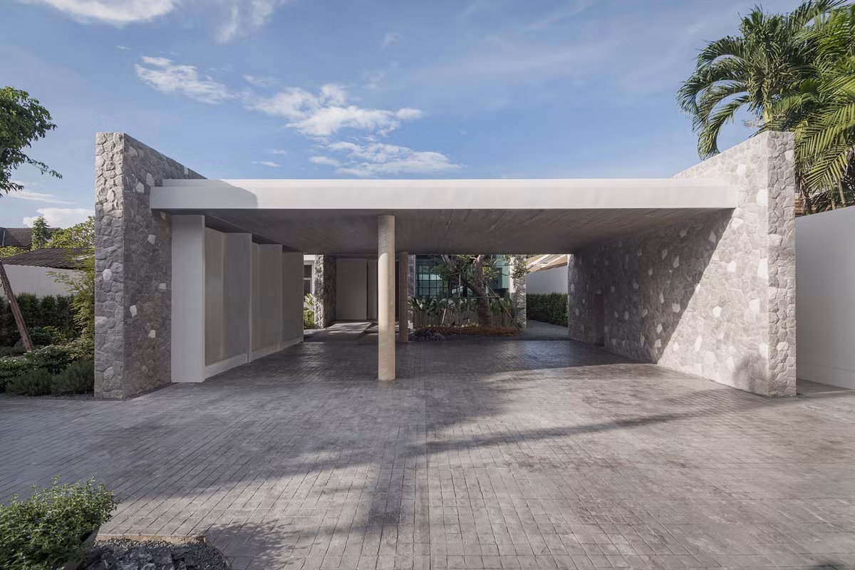 Sân thượng rộng rãi nên gia chủ có thể sử dụng nơi này để chạy bộ và tập thể dục.