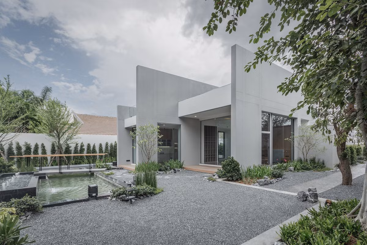 Từ yêu cầu của gia chủ, ngôi nhà một tầng có diện tích 500m2 với hai gian đã được xây dựng.