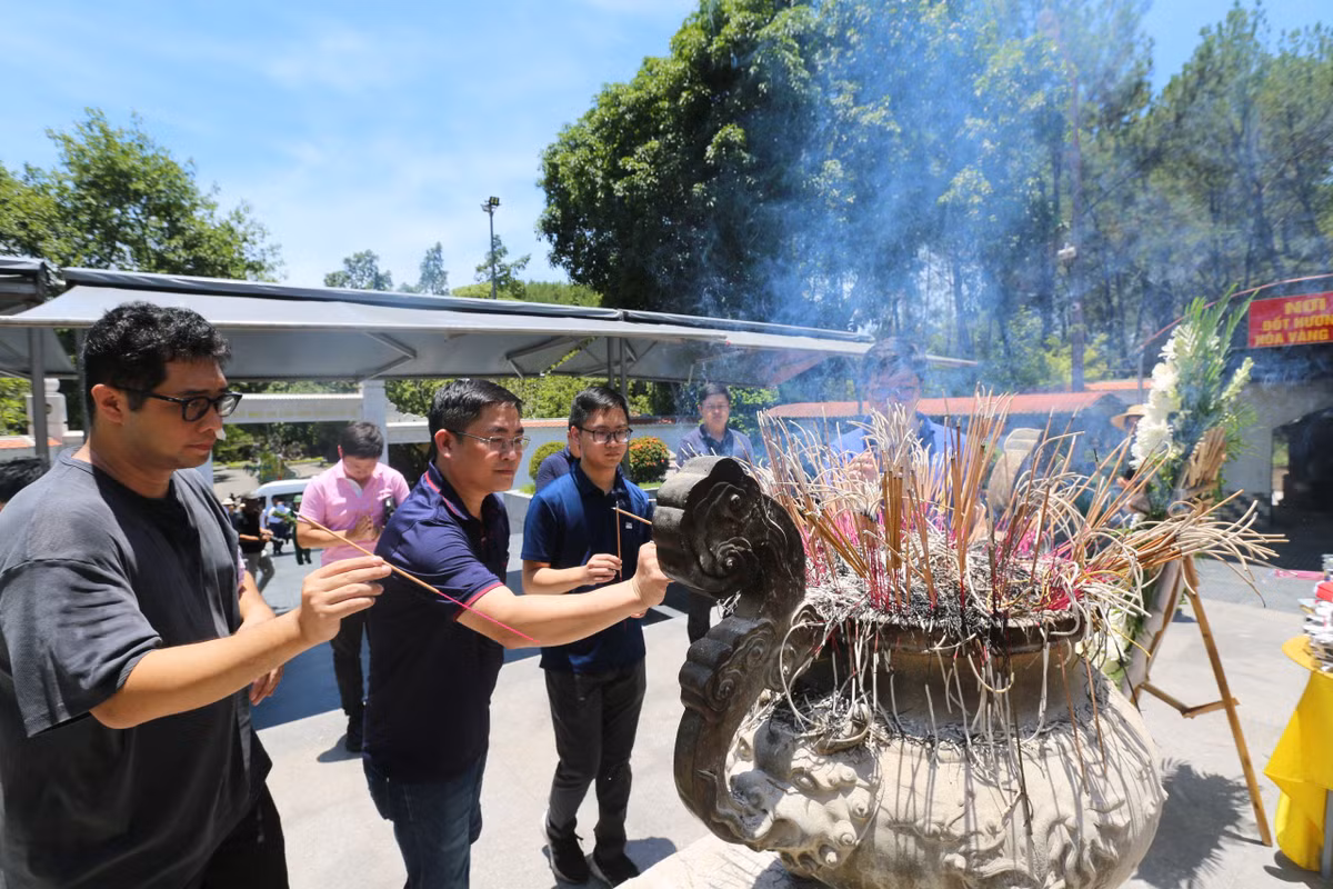 Cùng con trai vượt hơn 100 km từ TP Thanh Hóa vào Ngã ba Đồng Lộc dâng hương, anh Phan Văn Quân, chia sẻ: “Dù khoảng cách thế hệ khá xa, nhưng tôi muốn các con hiểu biết hơn về lịch sử của dân tộc, biết ơn những anh hùng liệt sỹ đã hy sinh để đất nước có được như ngày hôm nay…”