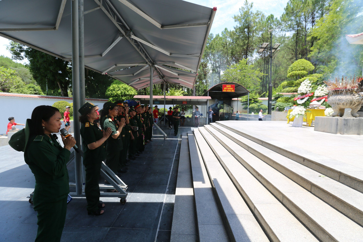 Tại đây, các đoàn khách đã được nghe giới thiệu về những câu chuyện lịch sử, những chiến công vang dội của quân và dân ta nơi chiến trường Đồng Lộc anh hùng.