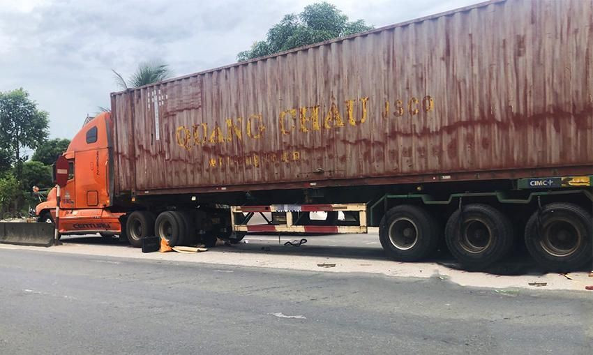 Va chạm xe đầu kéo, người phụ nữ đi xe đạp tử vong tại chỗ Va cham xe dau keo, nguoi phu nu di xe dap tu vong tai cho